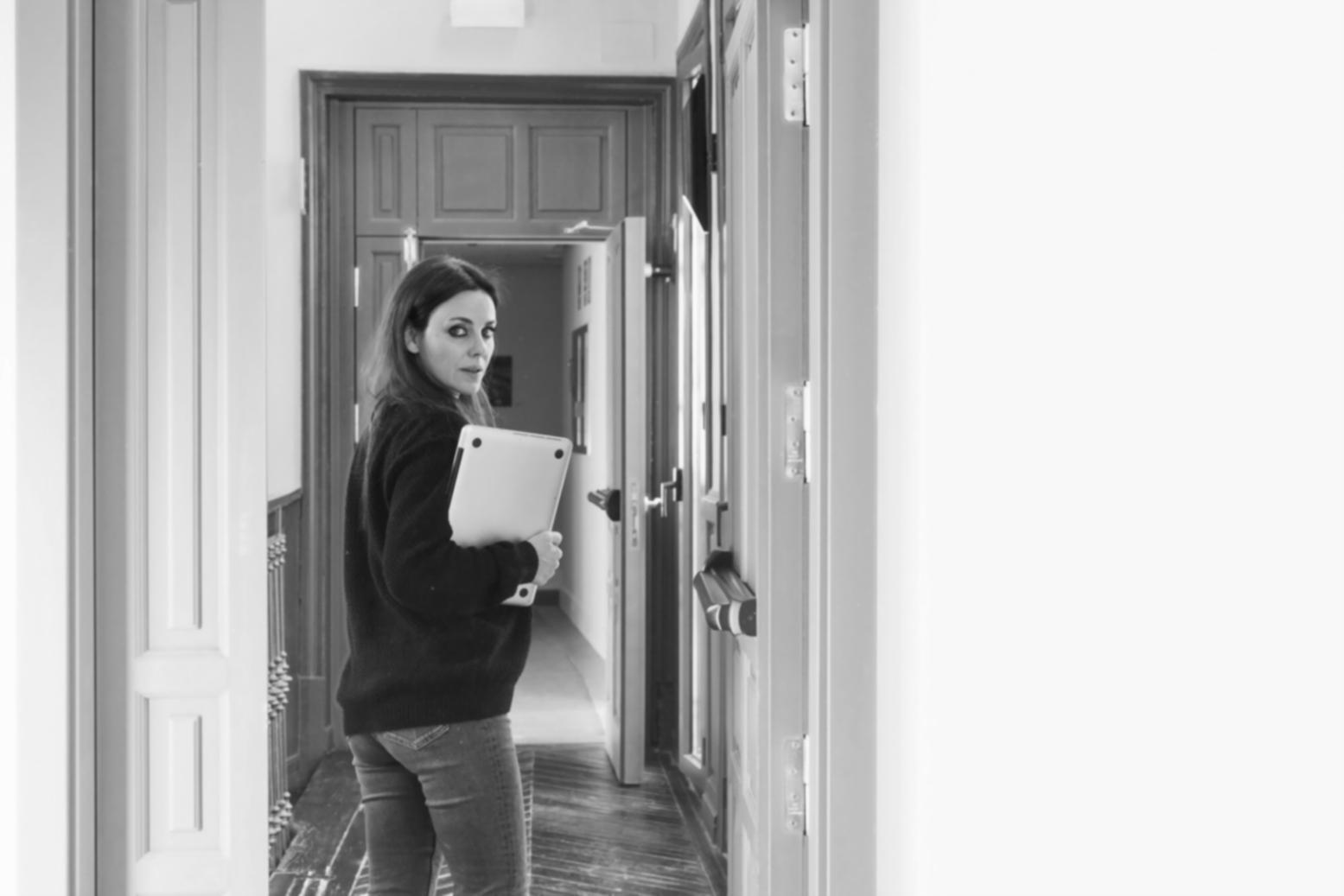 Persona revisando gráficos financieros y tomando notas sobre estrategias de ahorro